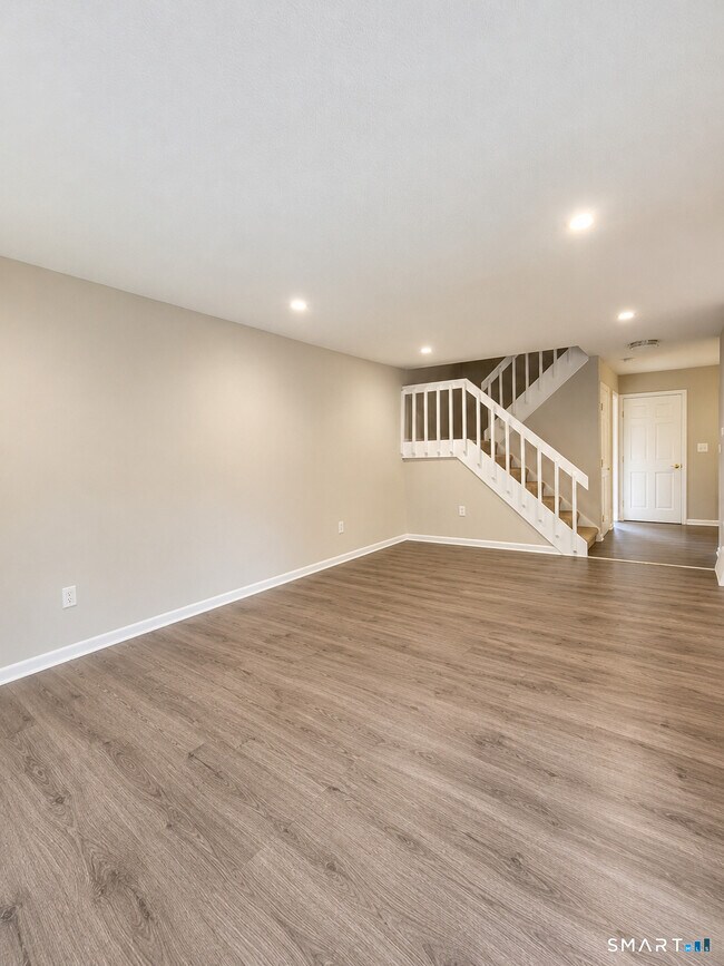 Building Photo - 12 Greenbriar Dr