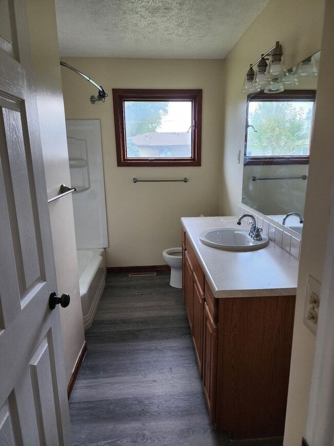 Building Photo - Nice home with fenced yard