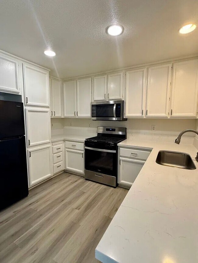 Building Photo - 7917 Robinson Dr