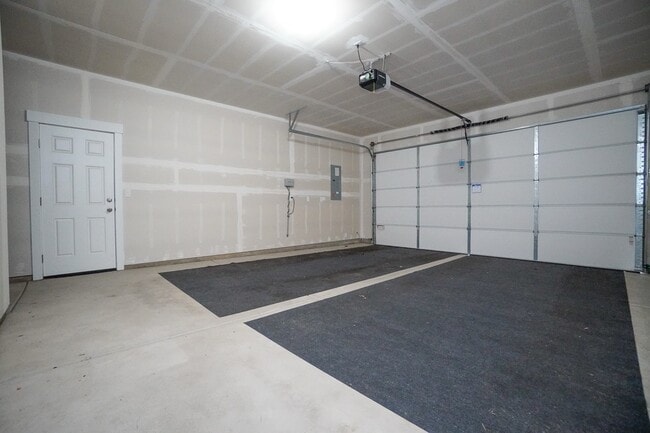 Building Photo - 5967 W Daphne Dr