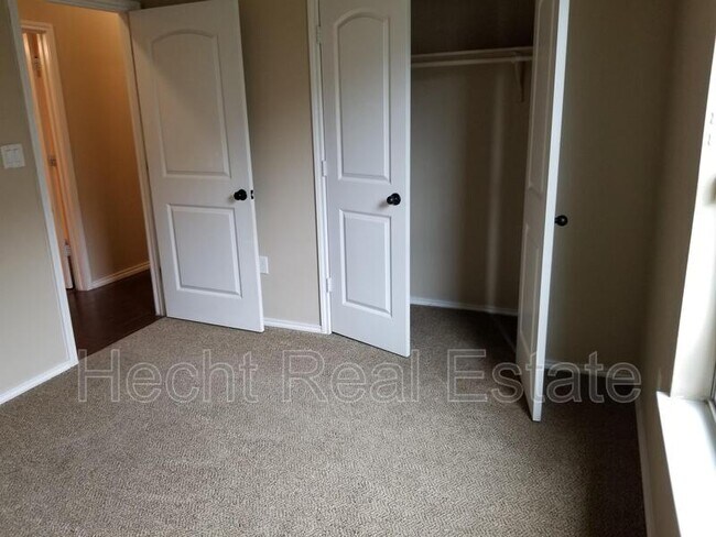 Building Photo - 1027 Brown Rock Dr