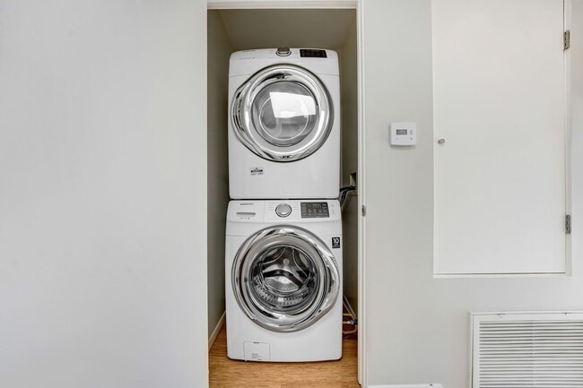 Building Photo - Your Perfect 3/2.5 Los Angeles Home Availa...