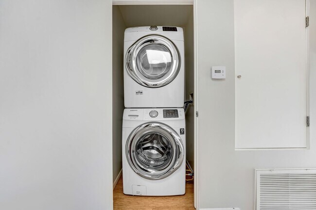 Building Photo - Your Perfect 3/2.5 Los Angeles Home Available Now!