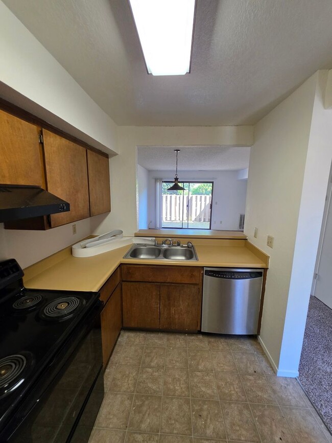 Building Photo - Charming 2-Bedroom Condominium with Scenic...