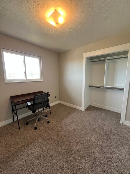 Building Photo - 2122 Colonial Ln