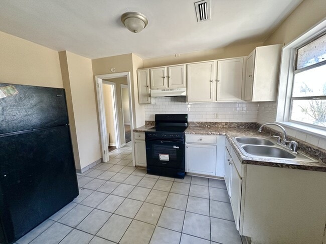 Building Photo - 408 Midway St