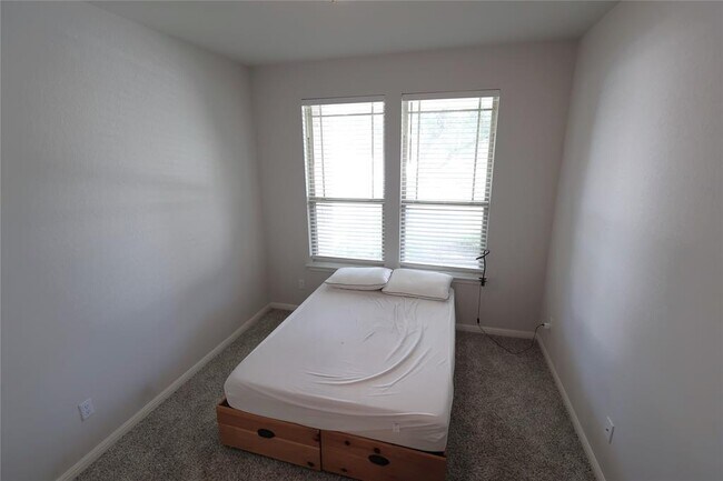 Building Photo - 821 Olive Creek Dr