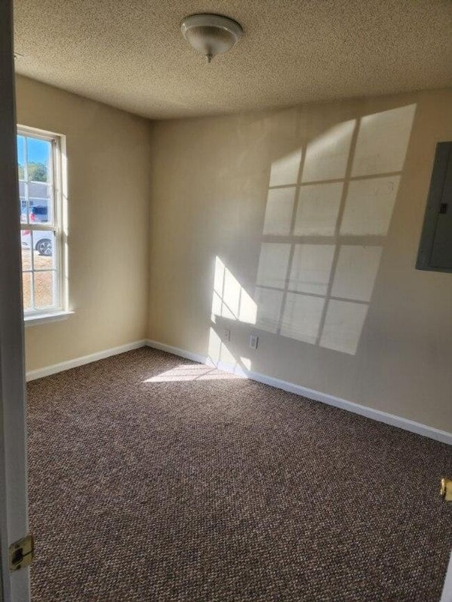 Building Photo - Beautiful Home with a Great Location In Town