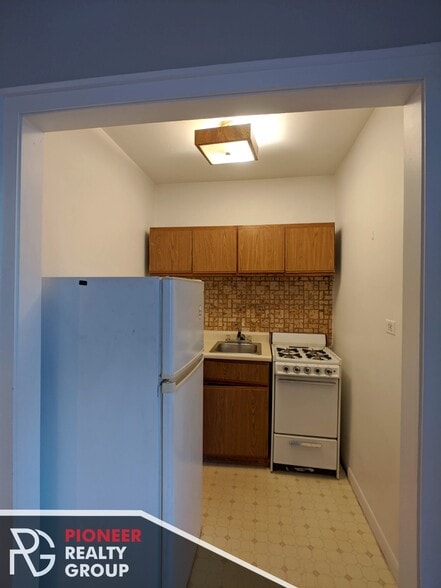 Building Photo - 717 W Belmont Ave