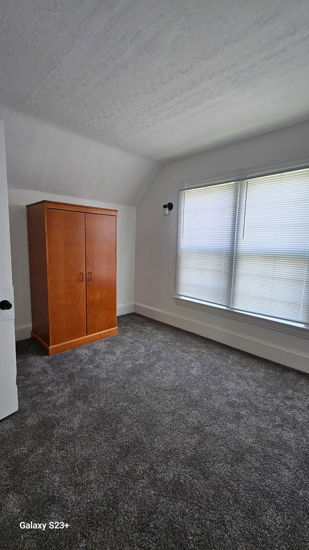 Building Photo - Spacious 4 Bedroom