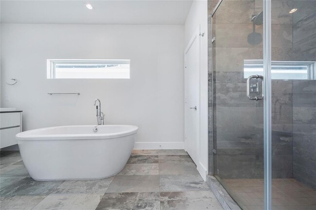 Building Photo - 5509 Paraiso Pl