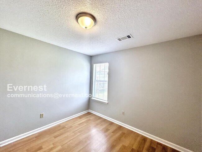 Building Photo - Spacious 3 Bed, 2 Bath / Pet-Friendly / Coming Soon!