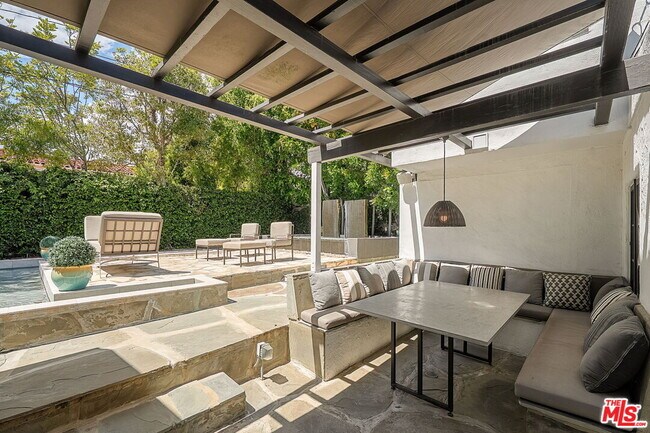 Building Photo - 1323 Club View Dr