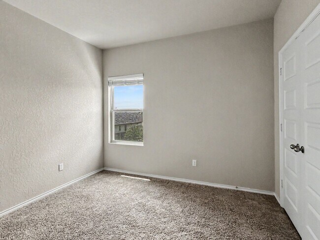 Building Photo - 9407 Somers Bend
