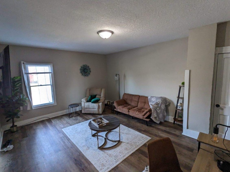 Building Photo - 902-904 W Locust St