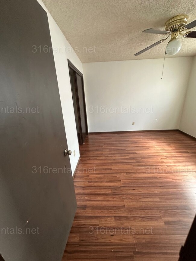 Building Photo - $875 - 2 bed 1.5 bath - Duplex within walking distance from Walmart