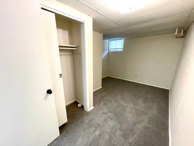 Building Photo - 1203 E Walnut St