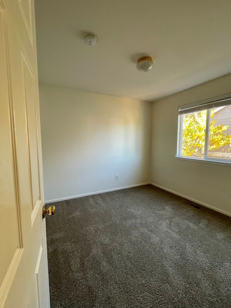 Building Photo - 1615 Red Mountain Dr