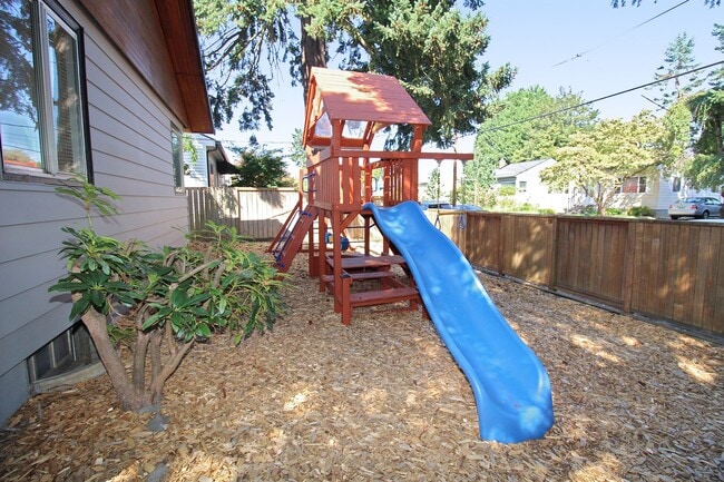 Building Photo - 4429 SE Raymond St