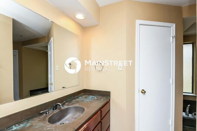 Building Photo - 4 Bedroom Pet-Friendly Home in Arlington, TX with Main Street Renewal