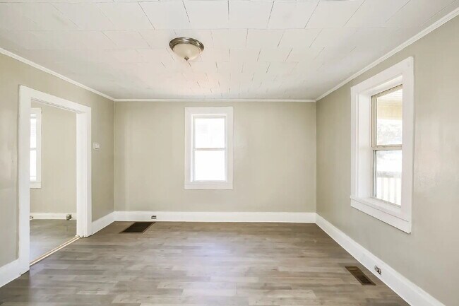 Building Photo - Charming 2-Bed, 1 Bath home with central HVAC and a Large Back yard!