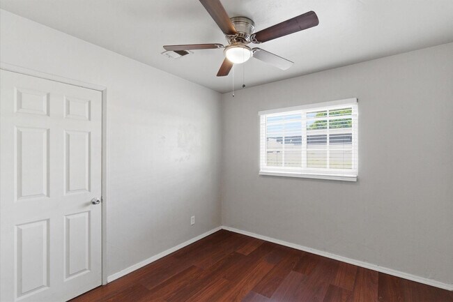 Building Photo - 2609 W Morten Ave