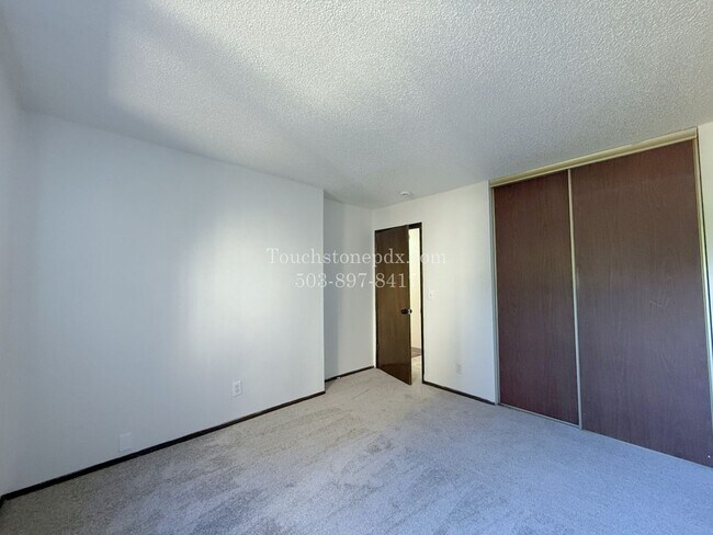 Building Photo - 5804 SE Milwaukie Ave