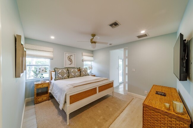 Building Photo - 225 Russlyn Dr