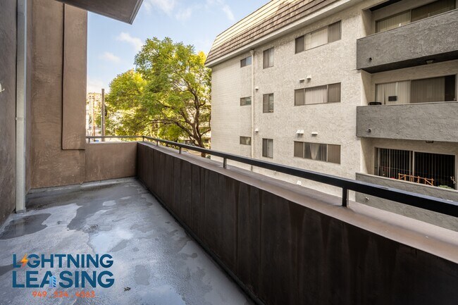 Building Photo - 8813 Burton Way