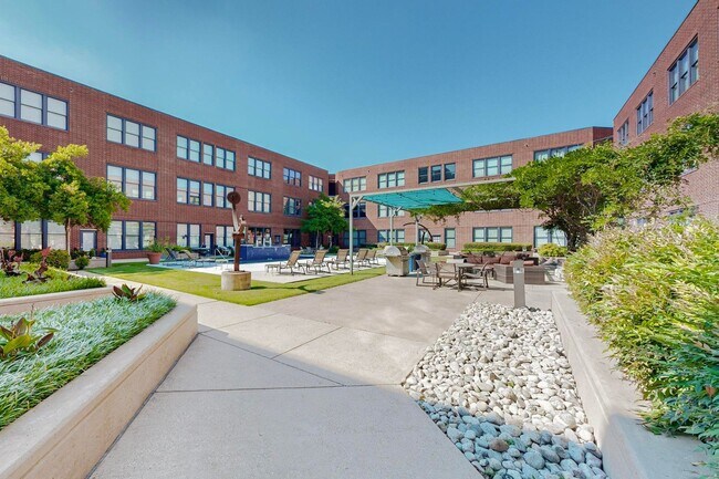 Building Photo - 2502 Live Oak St