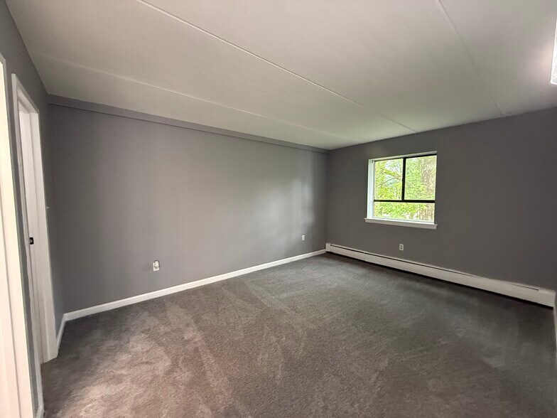 2nd Large Bedroom with Double Closet - 280 Bridgewater Rd