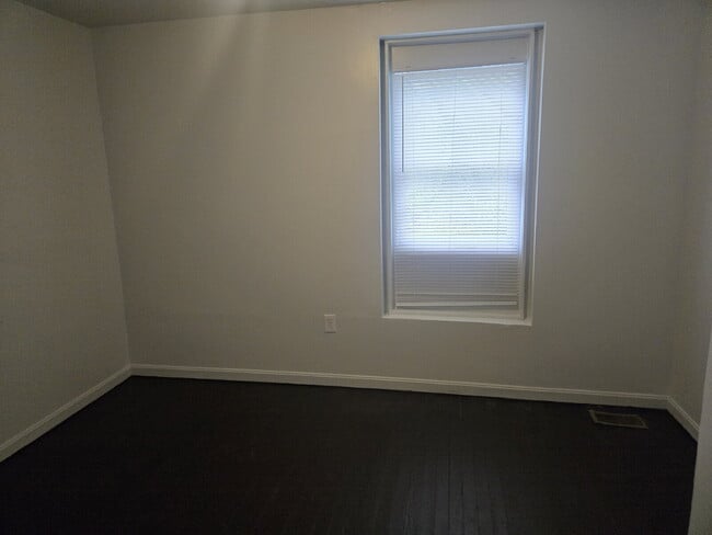 Building Photo - "5-Bedrooms, 2 Full Baths on Olive Street with 1676 sq feet!"