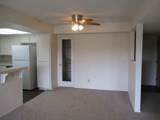 Building Photo - 2 bedroom, 2 bath 3rd floor condo