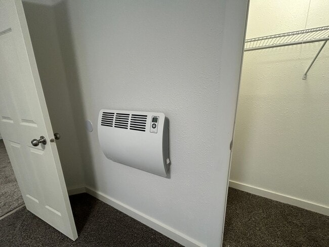 Building Photo - 3 Bedroom 1 Bath Beautiful House with Fenced Yard & Garage