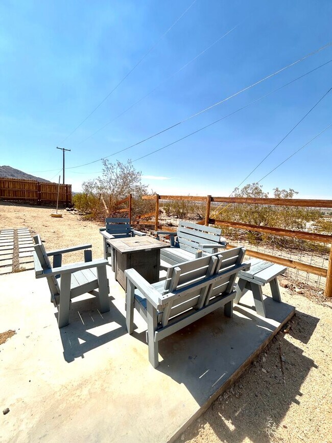 Building Photo - Furnished 3 Bedroom 2 Bathroom Home