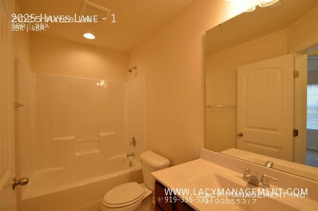 Building Photo - 2025 Hayes Ln