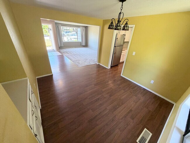 Building Photo - Well Maintained Three Bedroom Home in South Salem