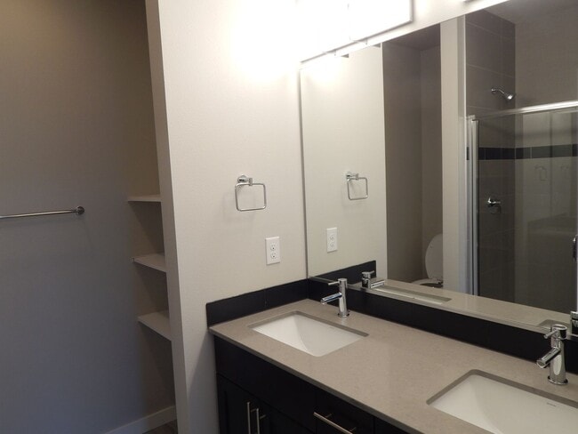 Building Photo - Bellevue 5 bd 3.5 bath townhouse with two ...