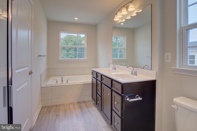 Building Photo - 2506 EMBER Ln