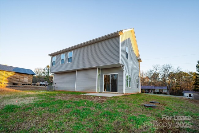 Building Photo - 7160 Rolling Hills Dr