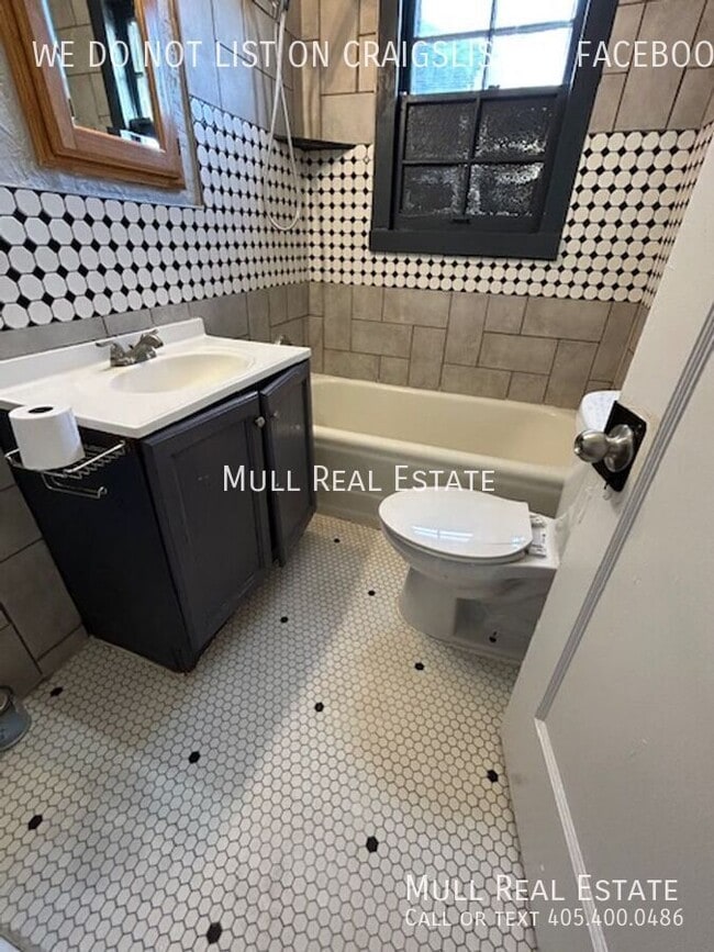 Building Photo - 825 NE 24th St