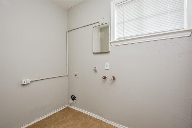 Building Photo - 2509 Oakcliff St