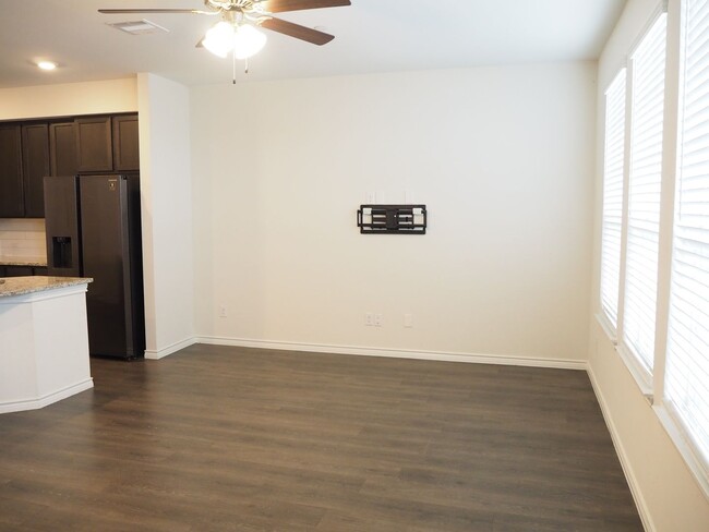 Building Photo - 3 Bed 3.5 Bath Townhouse in Lewisville