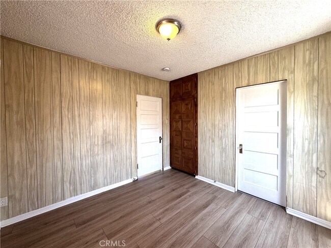Building Photo - 1049 W 65th Pl