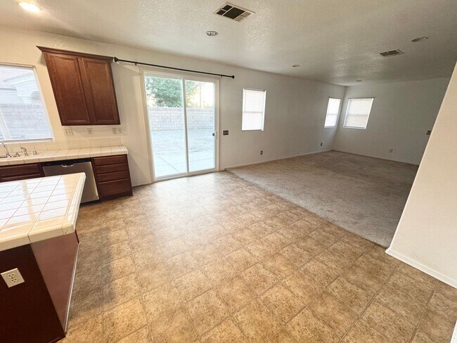 Building Photo - Spacious 5 bedroom home