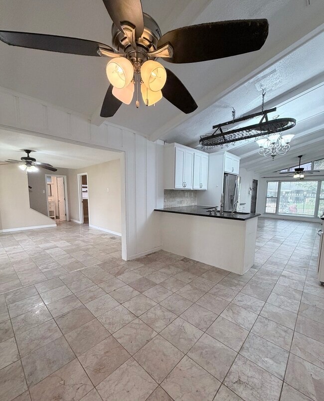 Building Photo - 618 Sulphur St