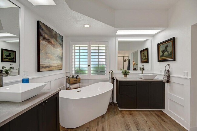 Building Photo - 289 Vista Royale Cir W