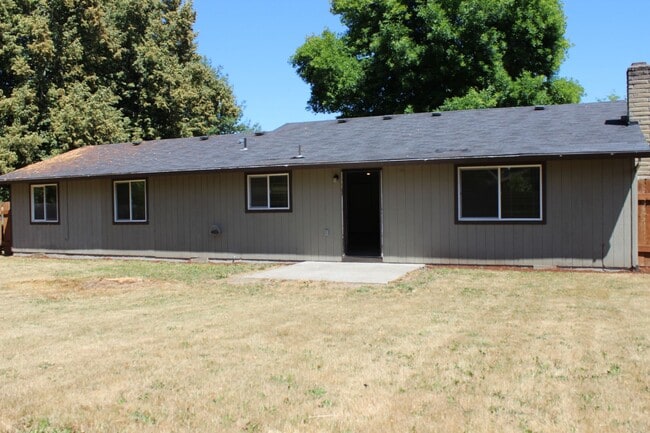 Building Photo - 4 bedroom 2 bath house