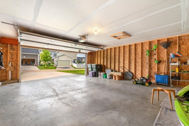 Building Photo - 1213 Twisted Branch Way