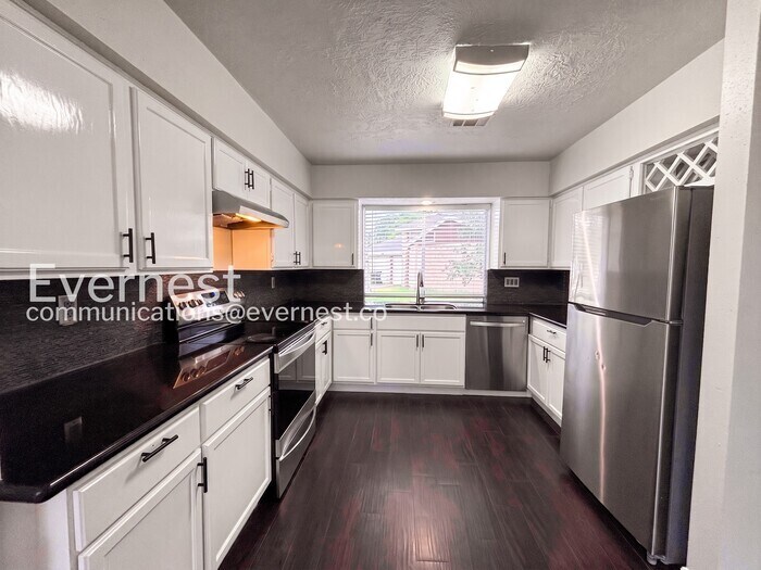 Building Photo - 7842 Royan Dr